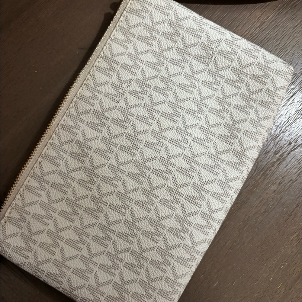 Michael Kors Beige Signature Logo Wristlet/Purse New - Picture 3 of 8